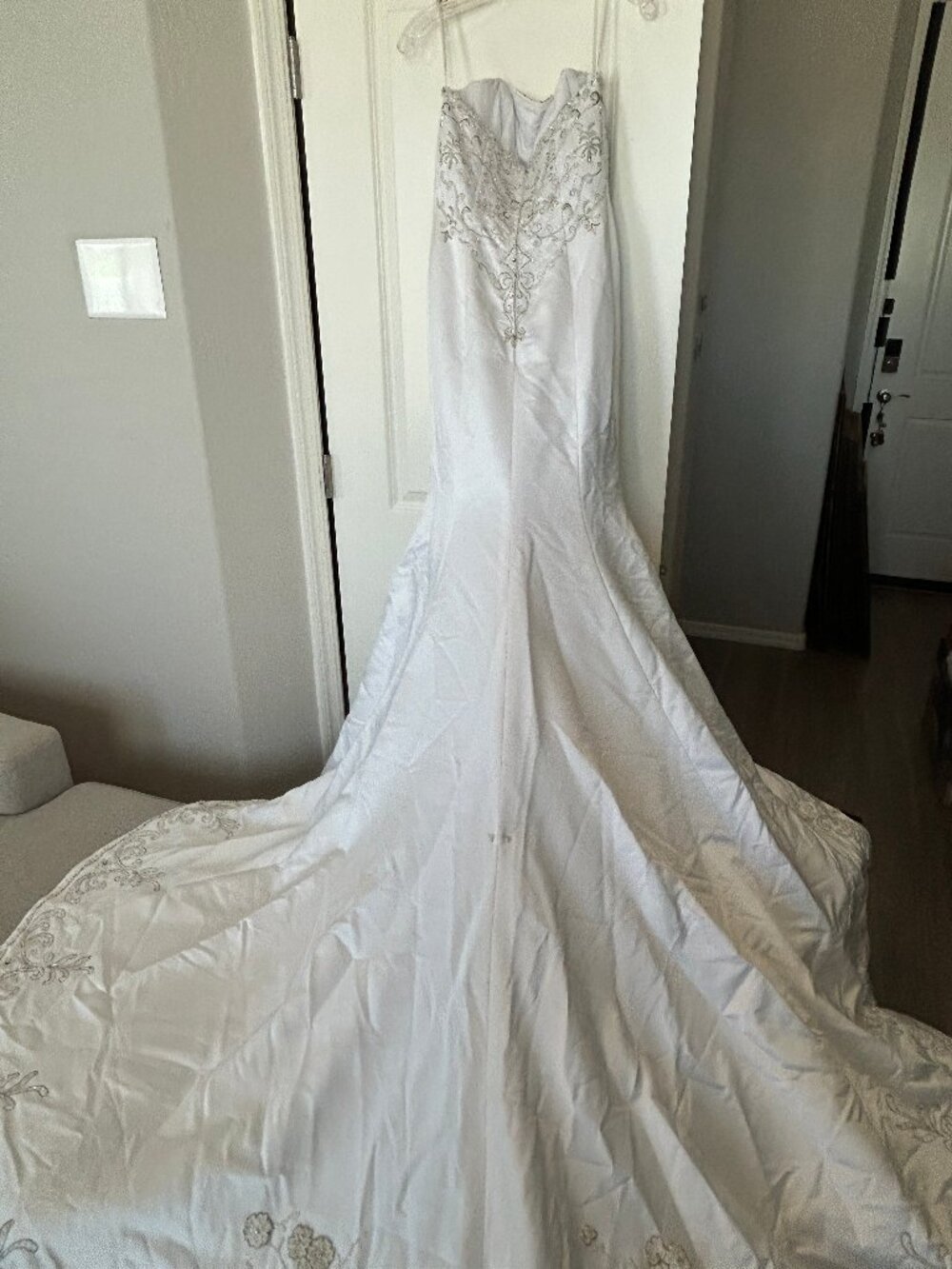 WEDDING DRESS - WOMEN'S WHITE SATIN STRAPLESS WEDDING DRESS SIZE 6